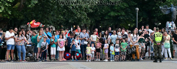 Заря в Хасково за Ботев и загиналите за свободата и независимостта на България  