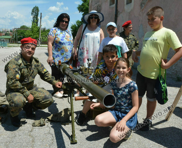 Ученици в казармата: стрелбите най-интересни