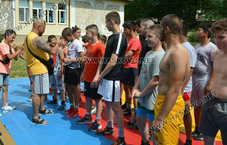 Националът по борба Георги Иванов спечели агне в турнир след победа над Георги Ванчев 