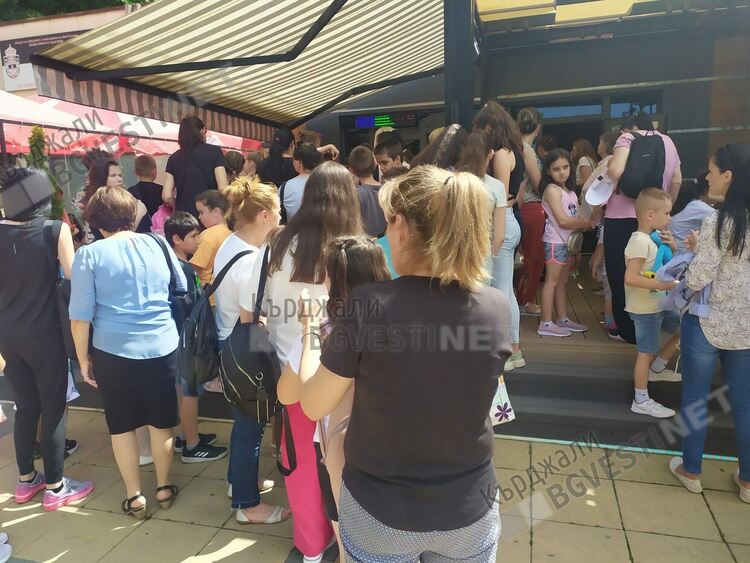 Опашки от деца пред кино „Роял“,прожекциите са осигурени от областния управител