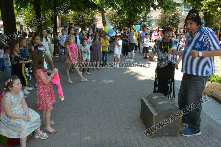 Актьорите Силвия Предова и Янко Митев забавляваха деца в Хасково на 1 юни