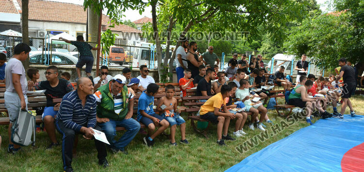 Националът по борба Георги Иванов спечели агне в турнир след победа над Георги Ванчев 