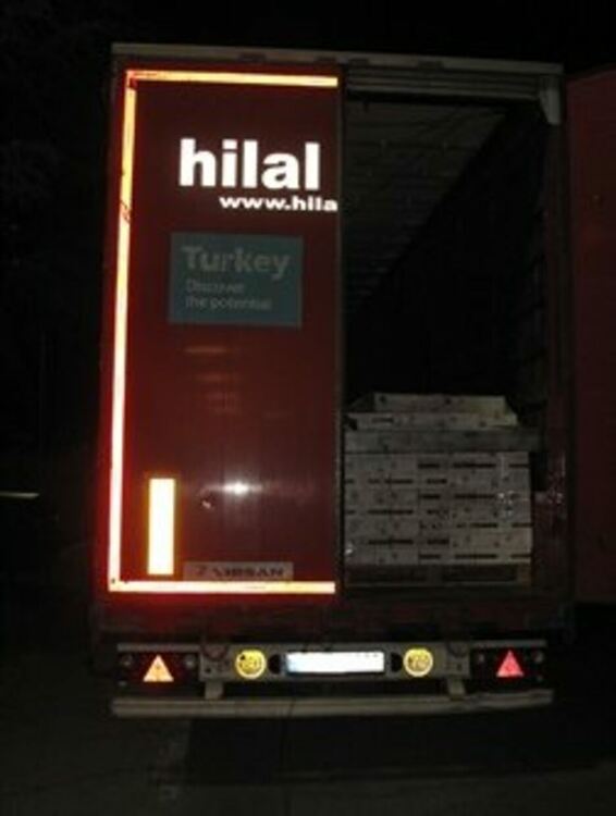 Задържаха нелегални сирийци, сомалиец и трафиканта им