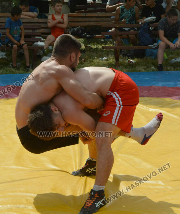 Националът по борба Георги Иванов спечели агне в турнир след победа над Георги Ванчев 