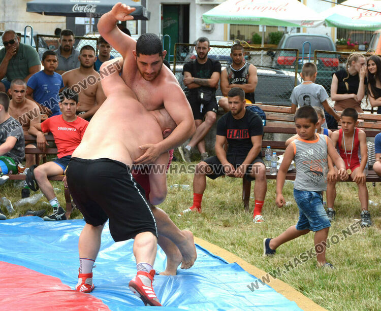 Националът по борба Георги Иванов спечели агне в турнир след победа над Георги Ванчев 