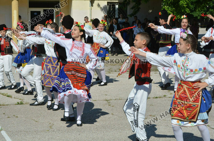 Механото чества патронен празник, отличиха изявени ученици