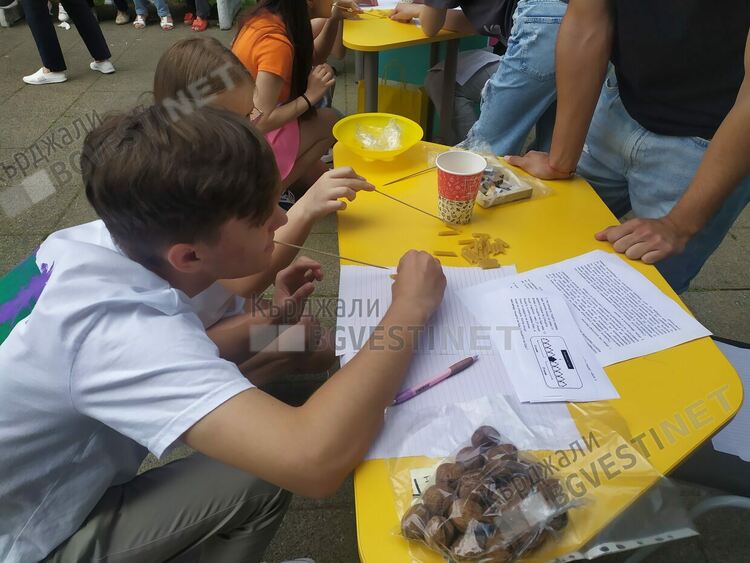 Празник на математиката в Градската градина,Езиковата отбелязва подобаващо стогодишния юбилей