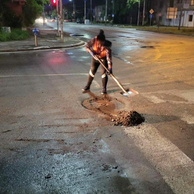 Още вчера вечерта започна почистването на наносите по пътните артерии и дъждоприемните шахти