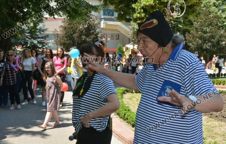 Актьорите Силвия Предова и Янко Митев забавляваха деца в Хасково на 1 юни