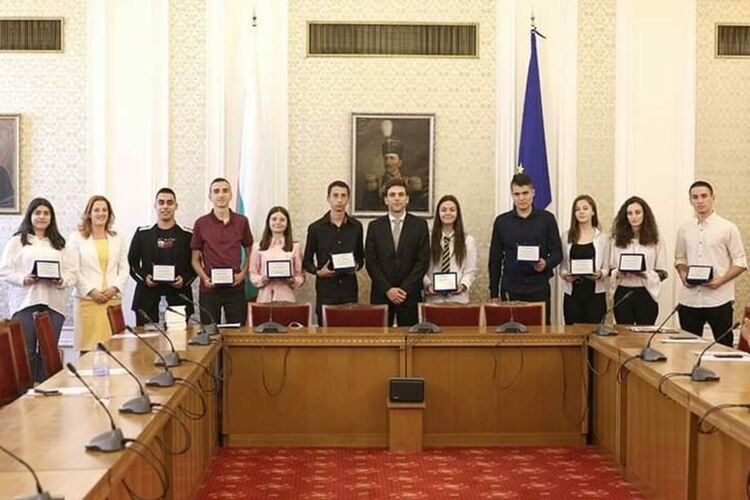 Деветокласници от СУ"Отец Паисий" с награди от национален конкурс за есе за парламента
