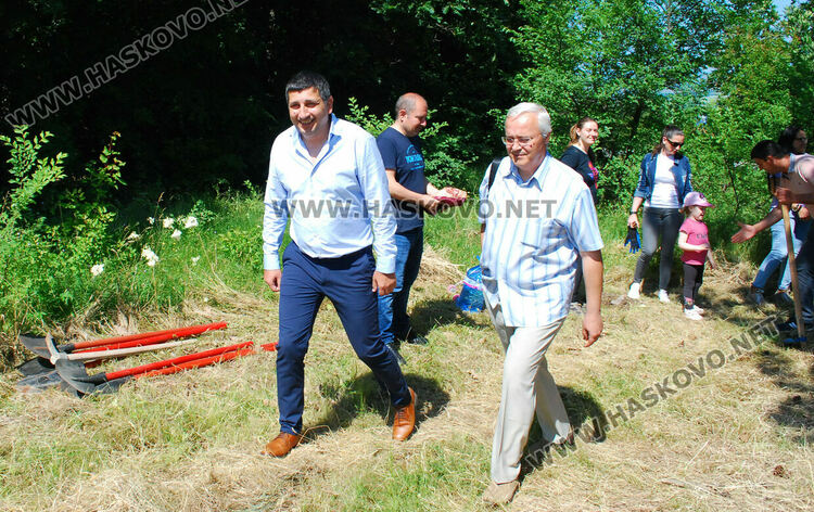 Служители на ЕСО засадиха 60 акации за Деня на енергетика