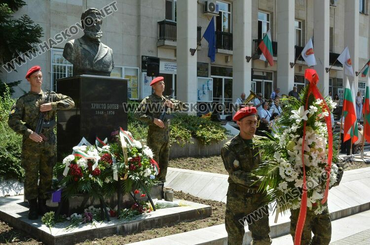 Минута мълчание и поклон пред подвига на Ботев и загиналите за свободата на България