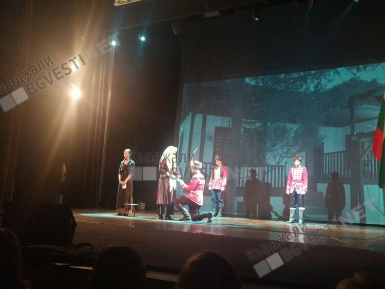 Американската посланичка Херо Мустафа рецитира Ботев на патронния празник на Езиковата гимназия в Кърджали