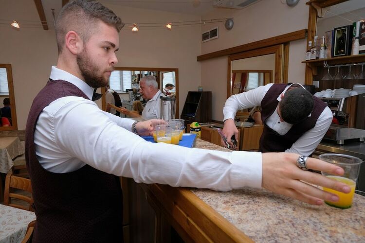 Седмокласници се ориентират каква професия да изберат в Гимназията по туризъм