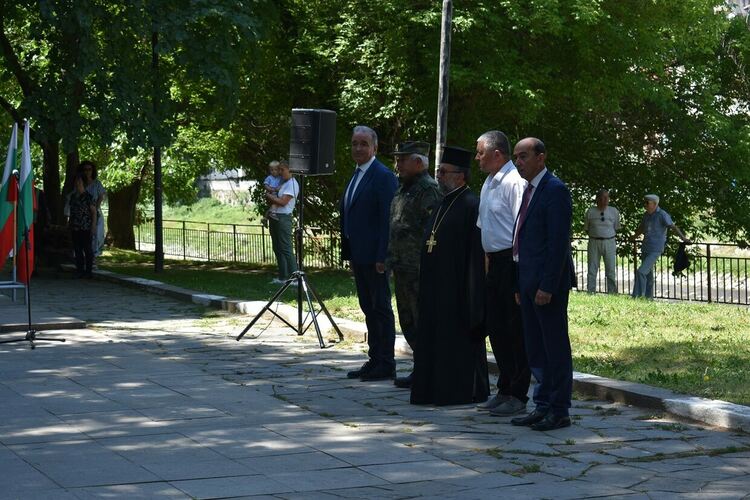 Асеновград "замръзна" под воя на сирените за 2-ри юни 