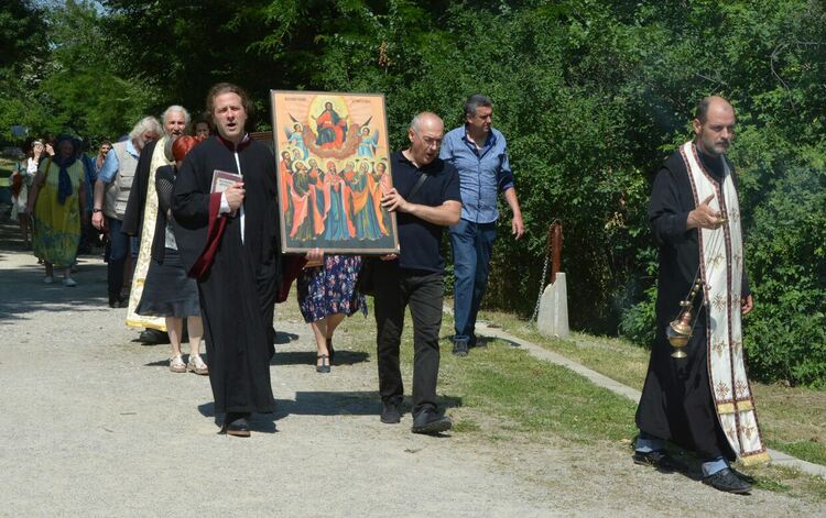 Занесоха на ръка иконата „Възнесение Господне“ до параклиса на Ямача