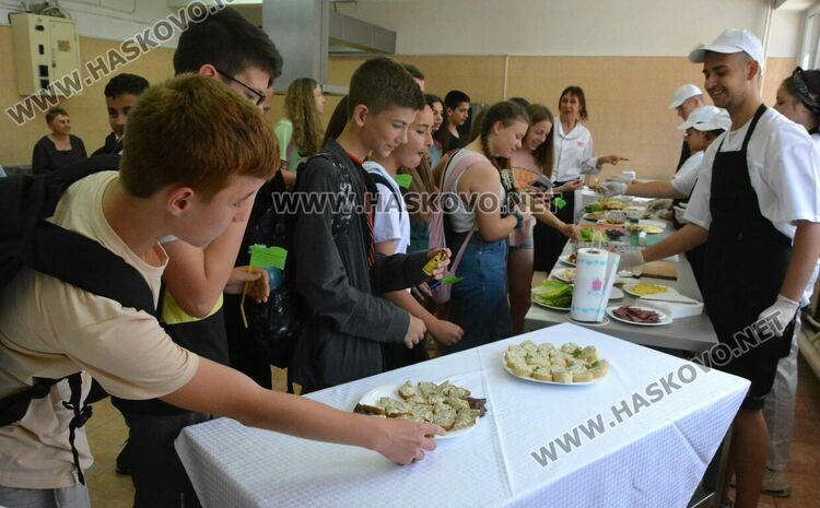 Седмокласници се ориентират каква професия да изберат в Гимназията по туризъм