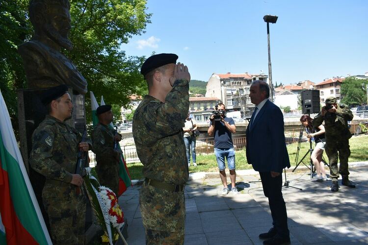 Асеновград "замръзна" под воя на сирените за 2-ри юни 