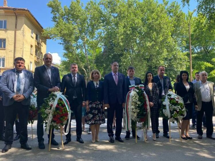 Перник се поклони днес пред подвига на Христо Ботев и на падналите в борбите за свободата и независимостта на България