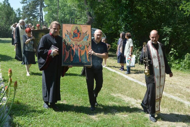 Занесоха на ръка иконата „Възнесение Господне“ до параклиса на Ямача