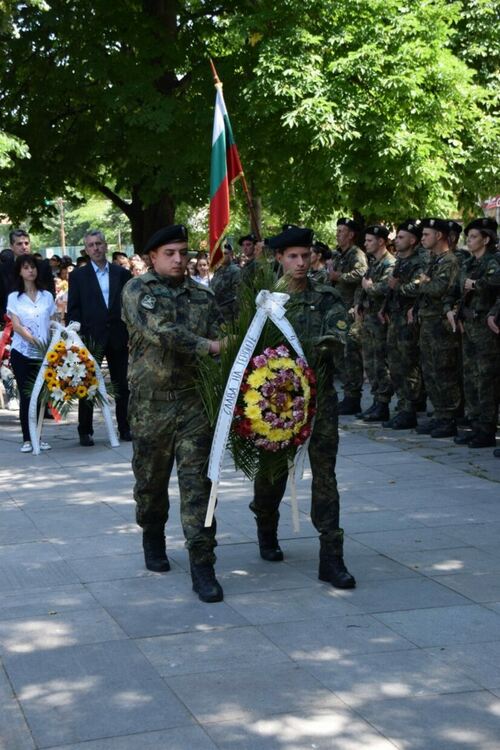 Асеновград "замръзна" под воя на сирените за 2-ри юни 