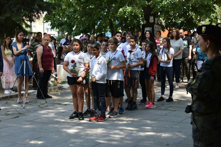 Асеновград "замръзна" под воя на сирените за 2-ри юни 