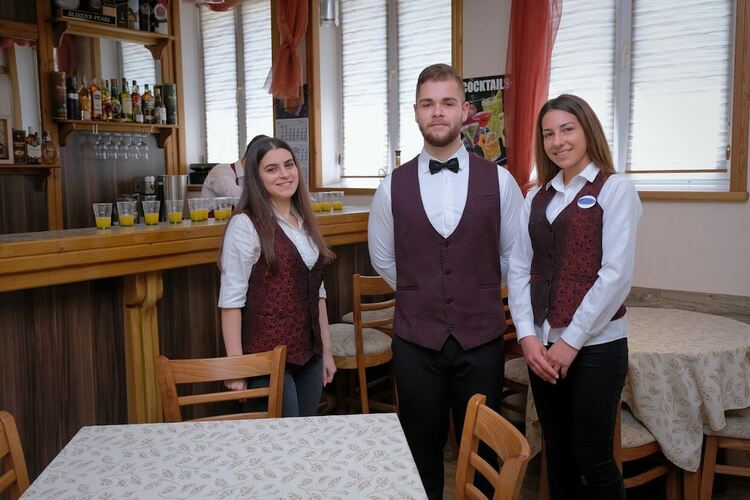 Седмокласници се ориентират каква професия да изберат в Гимназията по туризъм