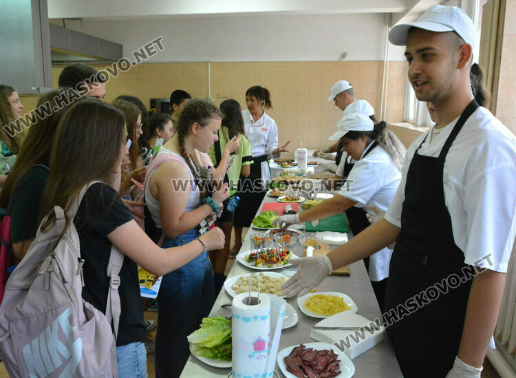 Седмокласници се ориентират каква професия да изберат в Гимназията по туризъм
