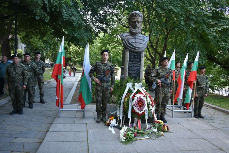 Асеновград "замръзна" под воя на сирените за 2-ри юни 