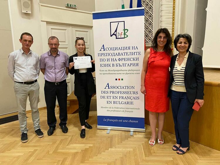 Еда Халибрям от Езиковата гимназия с грамота и награди във Френския институт