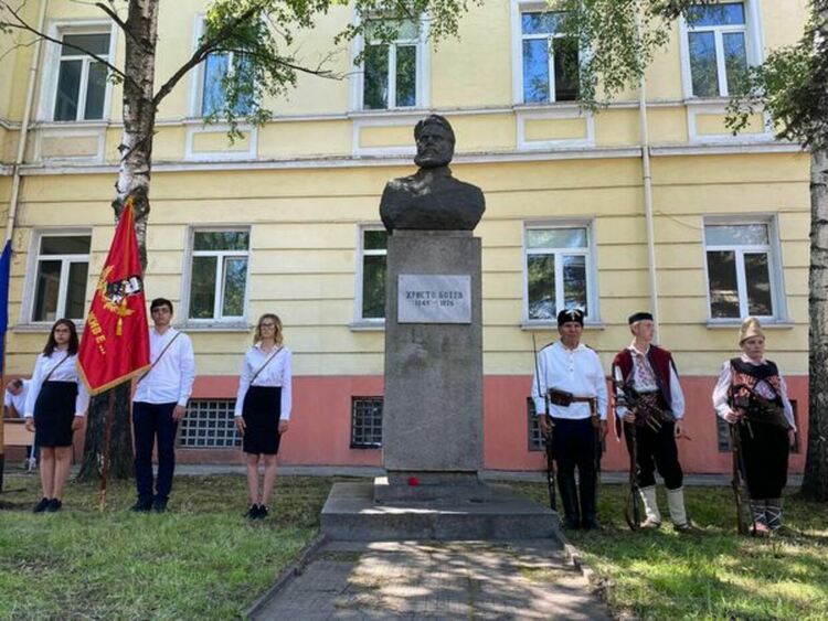 Перник се поклони днес пред подвига на Христо Ботев и на падналите в борбите за свободата и независимостта на България
