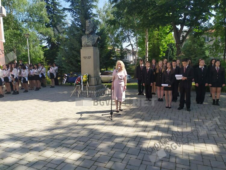 Ботевци се поклониха пред делото на своя патрон, венец поднесоха и от областния управител