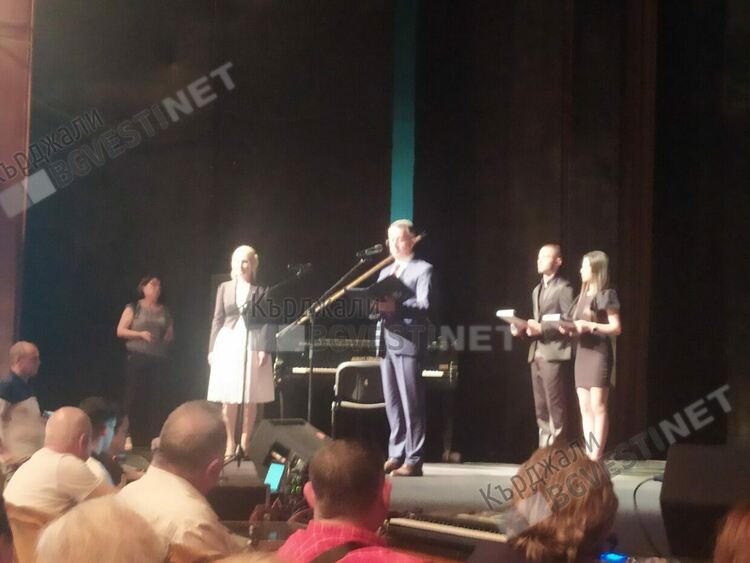 Американската посланичка Херо Мустафа рецитира Ботев на патронния празник на Езиковата гимназия в Кърджали