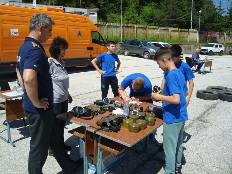 Ученици демонстрираха умения в състезанието “Защита при пожари, бедствия и извънредни ситуации”