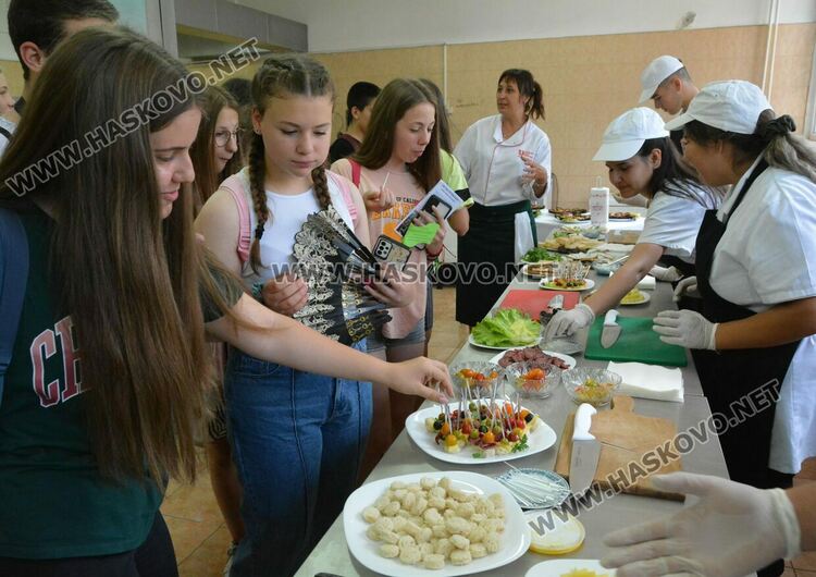 Седмокласници се ориентират каква професия да изберат в Гимназията по туризъм