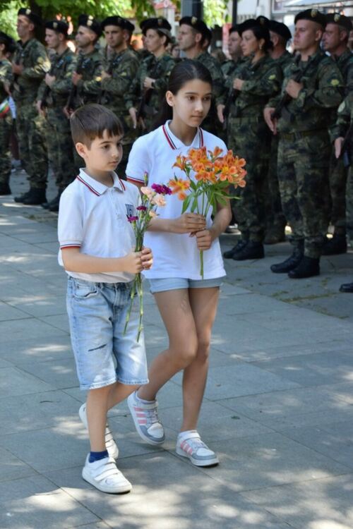 Асеновград "замръзна" под воя на сирените за 2-ри юни 