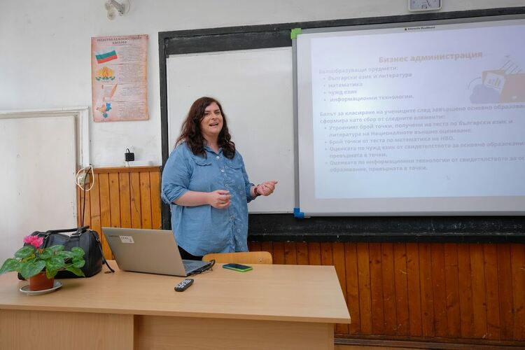 Седмокласници се ориентират каква професия да изберат в Гимназията по туризъм