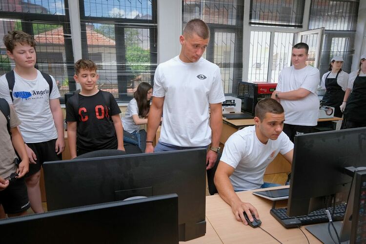 Седмокласници се ориентират каква професия да изберат в Гимназията по туризъм