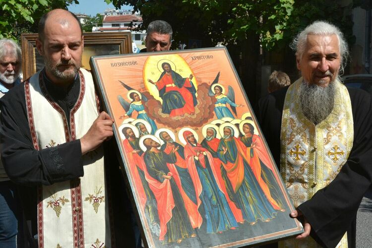 Занесоха на ръка иконата „Възнесение Господне“ до параклиса на Ямача