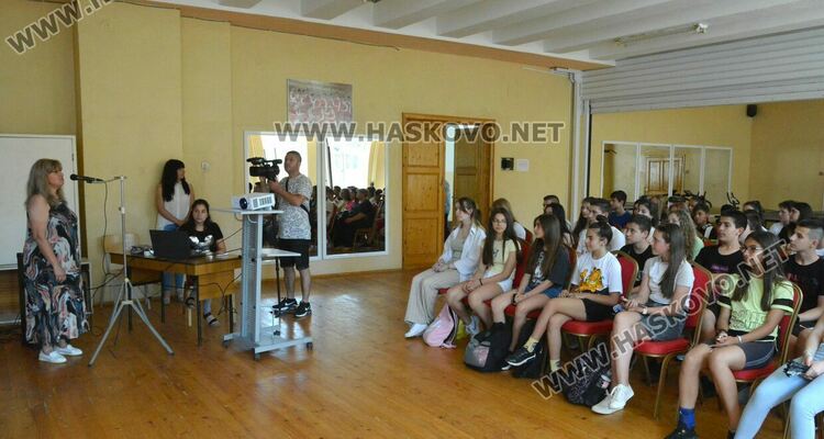Седмокласници се ориентират каква професия да изберат в Гимназията по туризъм
