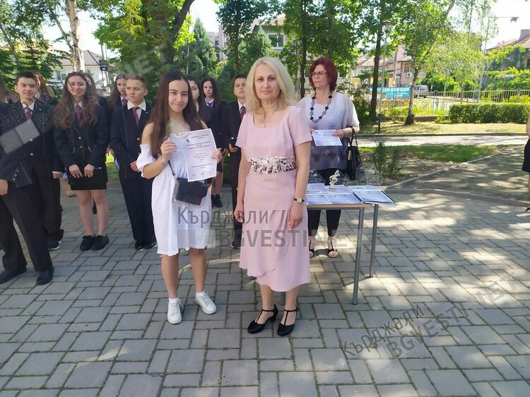 Ботевци се поклониха пред делото на своя патрон, венец поднесоха и от областния управител