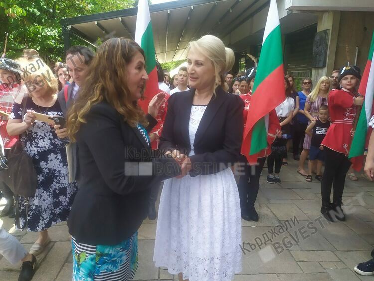 Американската посланичка Херо Мустафа рецитира Ботев на патронния празник на Езиковата гимназия в Кърджали