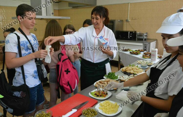 Седмокласници се ориентират каква професия да изберат в Гимназията по туризъм