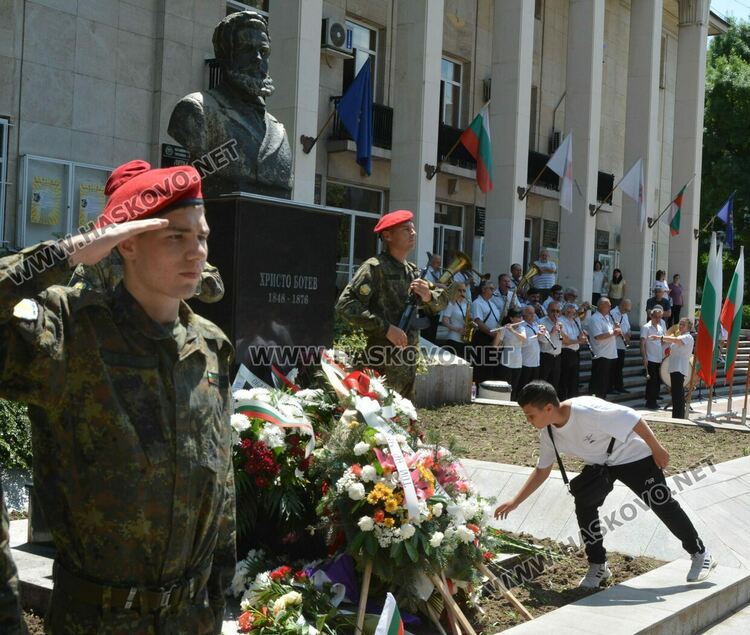 Минута мълчание и поклон пред подвига на Ботев и загиналите за свободата на България