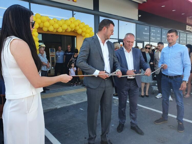 Официално е открит търговският център "Първомай Парк"