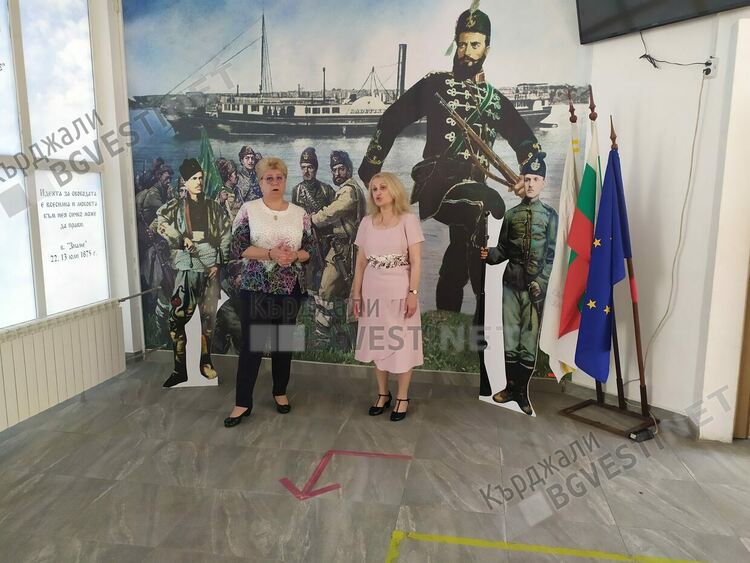 Ботевци се поклониха пред делото на своя патрон, венец поднесоха и от областния управител