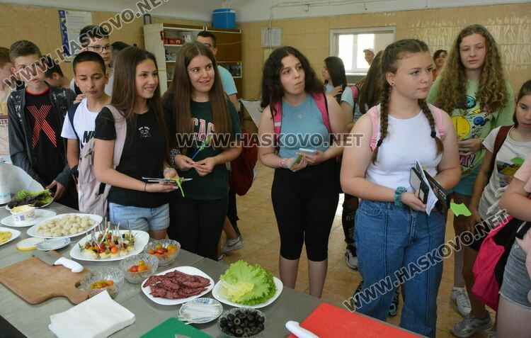 Седмокласници се ориентират каква професия да изберат в Гимназията по туризъм