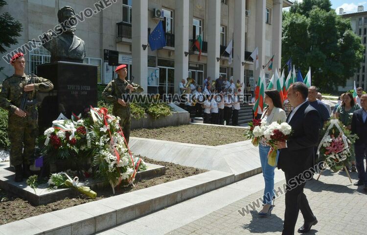 Минута мълчание и поклон пред подвига на Ботев и загиналите за свободата на България