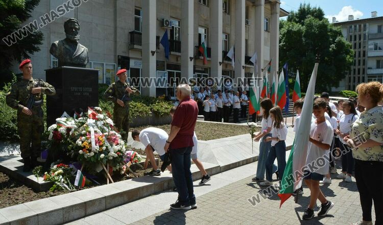 Минута мълчание и поклон пред подвига на Ботев и загиналите за свободата на България