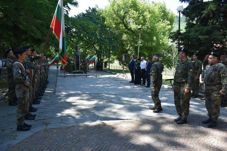 Асеновград "замръзна" под воя на сирените за 2-ри юни 